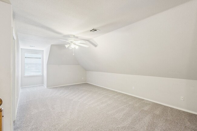 Building Photo - Spacious 4 Bedroom + Bonus Room & Office