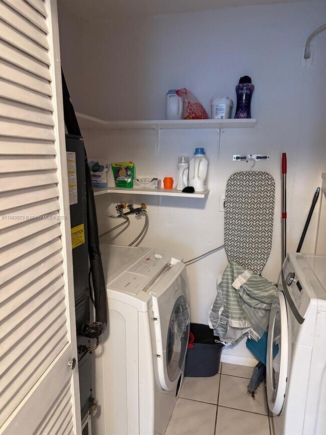 Building Photo - 826 SW 12th Ct