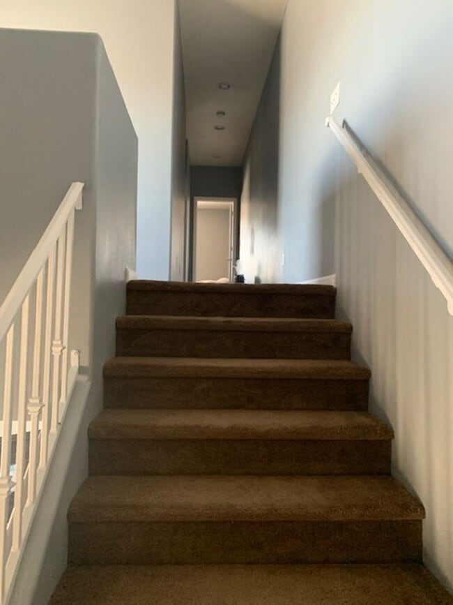 Building Photo - 3 Bedroom Townhouse