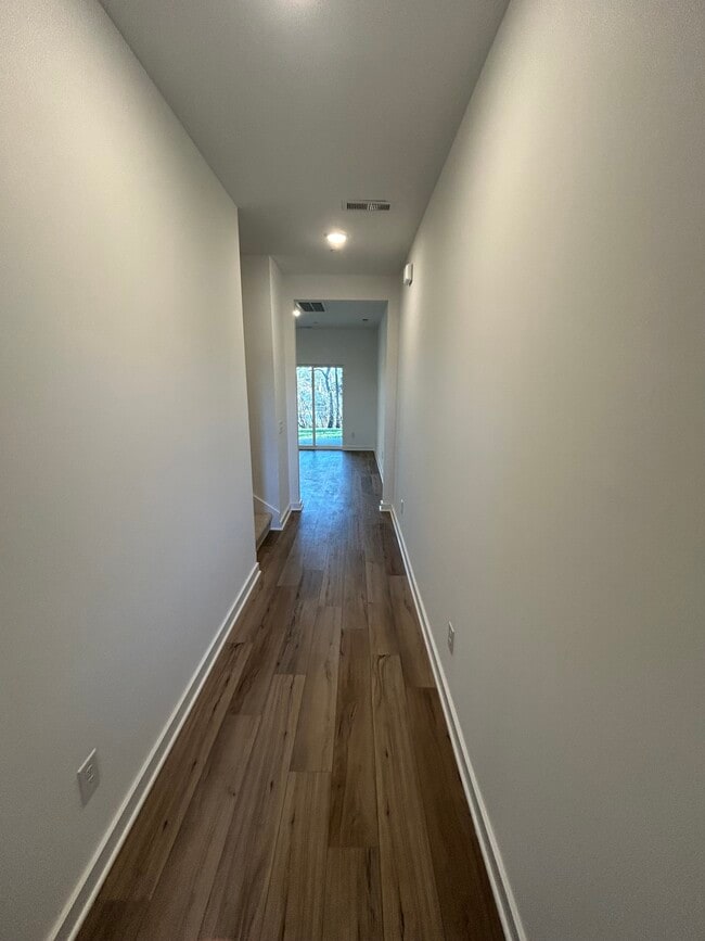 Building Photo - 700 Dreamers Private Ln