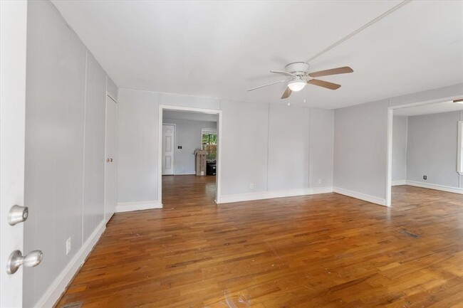 Building Photo - 606 N Pine Hill St