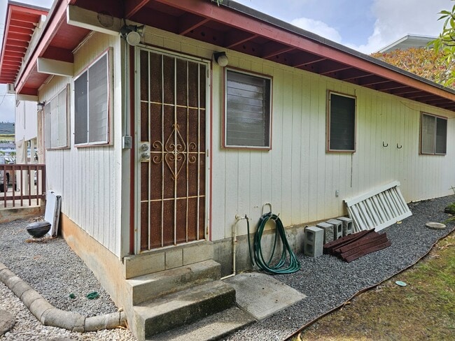 Building Photo - 2 bedroom, 1 bathroom with one driveway pa...