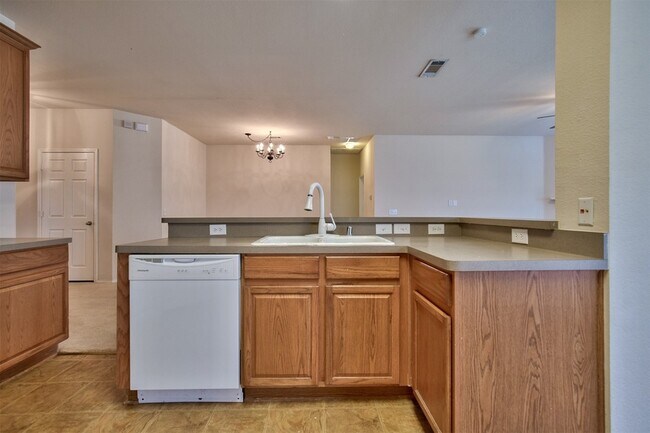 Building Photo - 2605 Monroe Dr