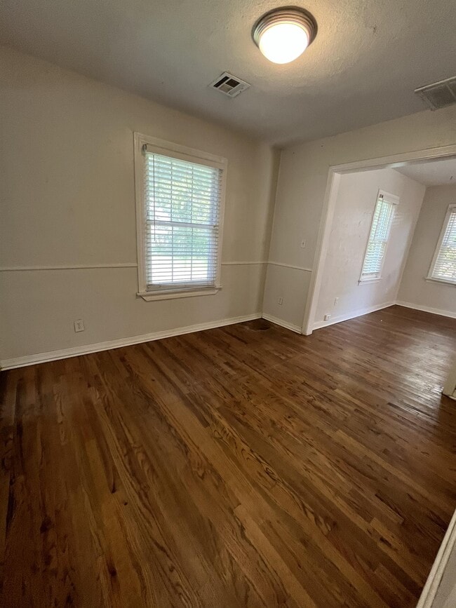 Building Photo - 423 E 6th St