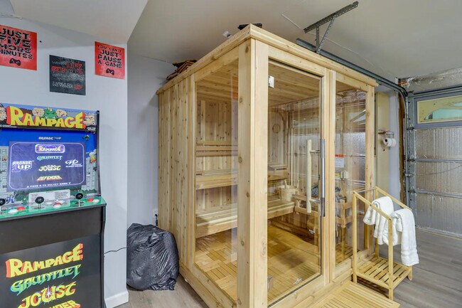 Building Photo - 1530 Wooded Acres Dr