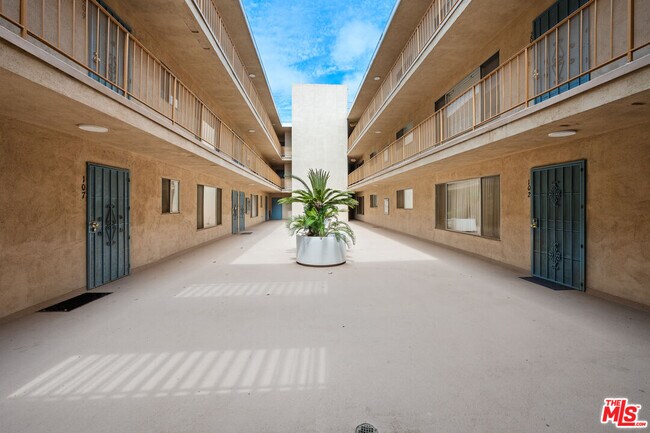 Building Photo - 833 5th St