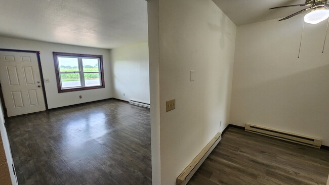 Building Photo - 3 Bedroom Duplex with Attached Garage & La...