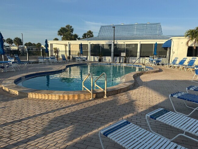 Building Photo - "Charming 2-Bed Furnished Annual Retreat in Venice, FL – Your Cozy Home Awaits!"