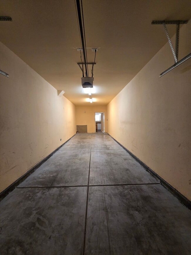 Building Photo - 1 bed, 1 bath condo with 2 car garage!!!