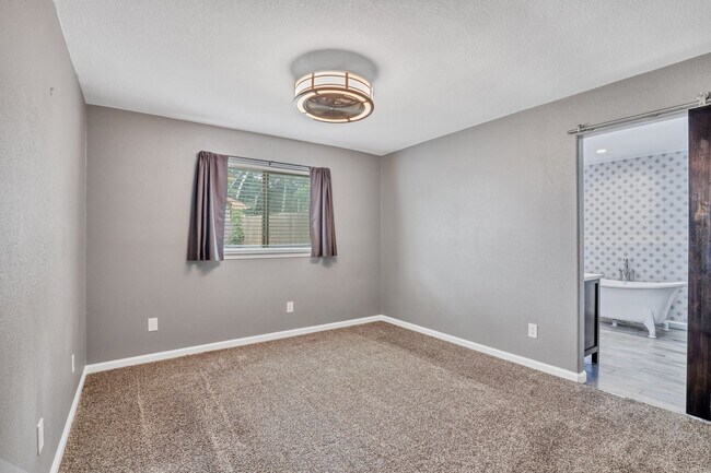 Building Photo - 638 Fair Oak Dr