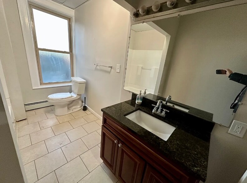 Building Photo - 66 Chatham St