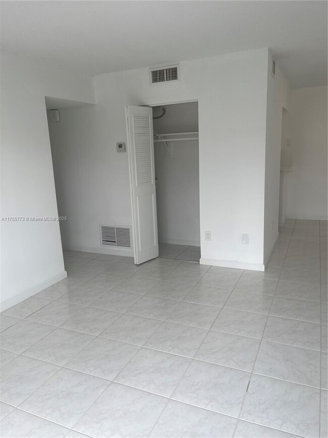 Building Photo - 10790 N Kendall Dr
