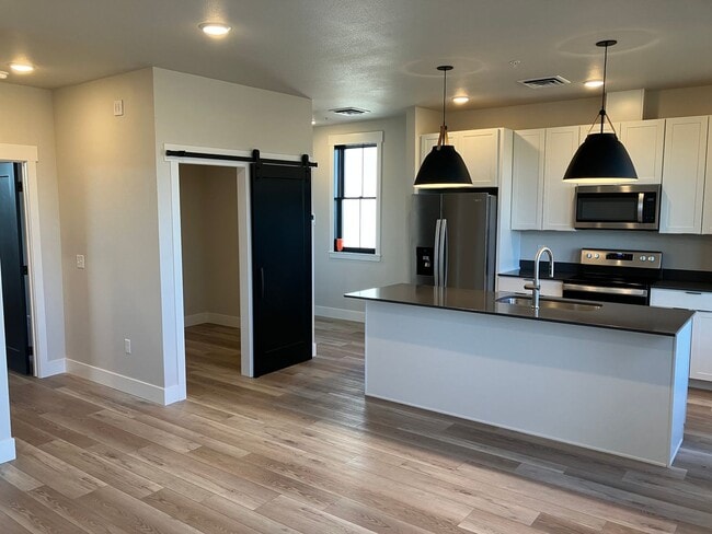 Building Photo - Beautiful Annafeld Apartment
