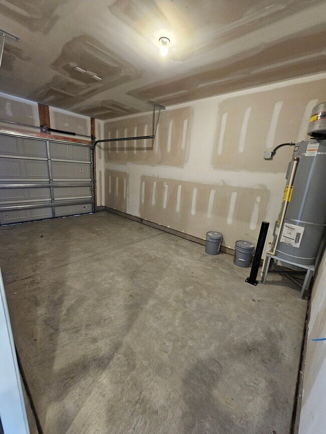 Building Photo - 2033 Northwest Dr