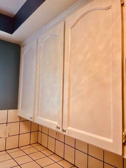 Kitchen Cabinets - 1355 Sierra Bonita N Ave