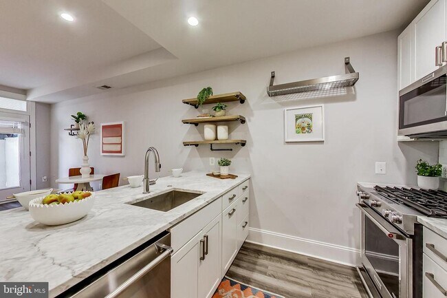 Building Photo - 819 D St NE