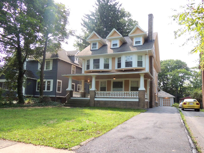 Primary Photo - 4 Bedroom, 2.5 Bathroom Colonial for rent!