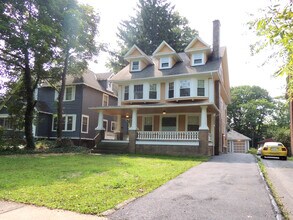 Building Photo - 4 Bedroom, 2.5 Bathroom Colonial for rent!