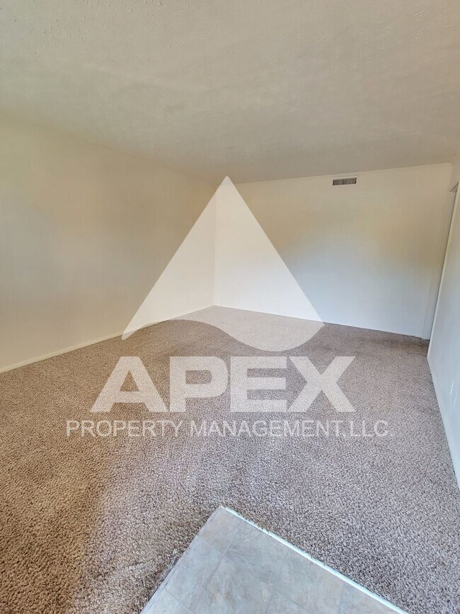 Building Photo - Spacious Ground Floor 2 Bd - 1Ba Apartment...
