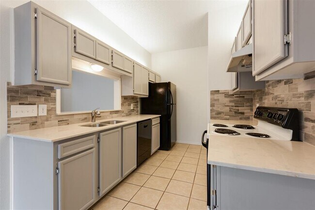 Building Photo - 9100 Mountain Ridge Dr