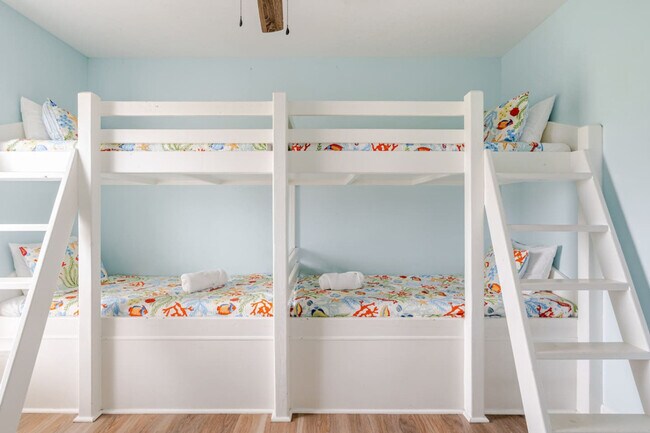 Building Photo - 994 Dolly St