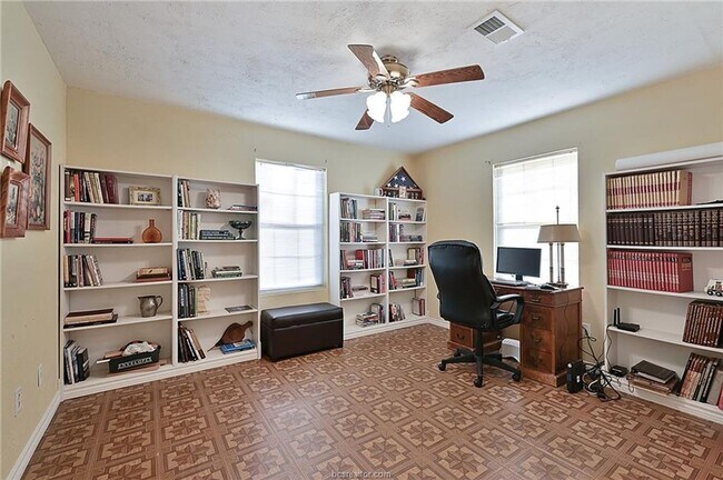 Building Photo - 7 acres with 5 bed, 3 bath less than 25 minutes from town!