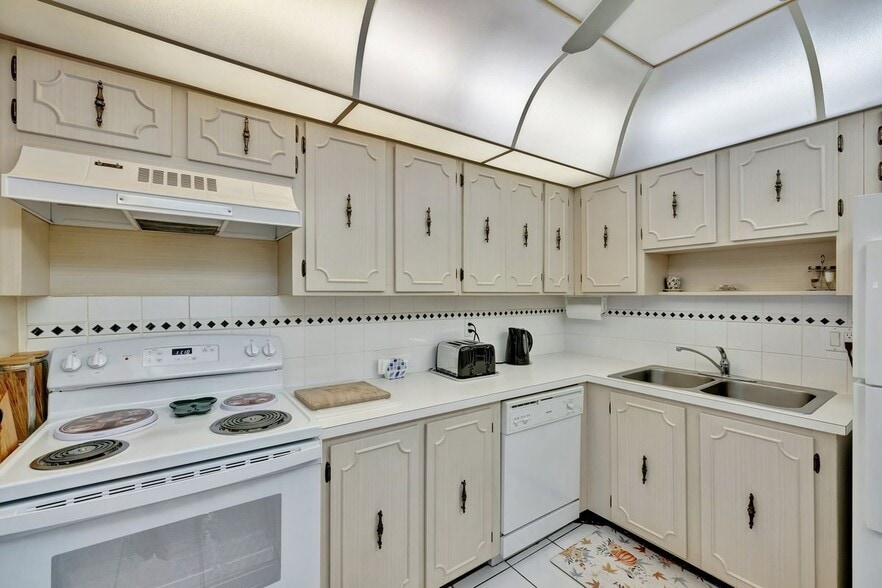 Building Photo - 3113 S Ocean Dr