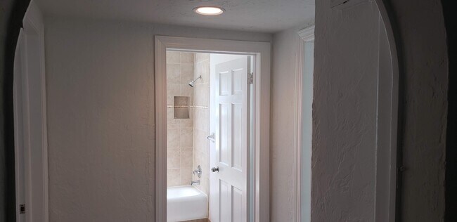 Building Photo - 410 Monroe Dr