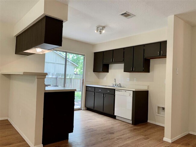 Building Photo - 22 N Wavy Oak Cir