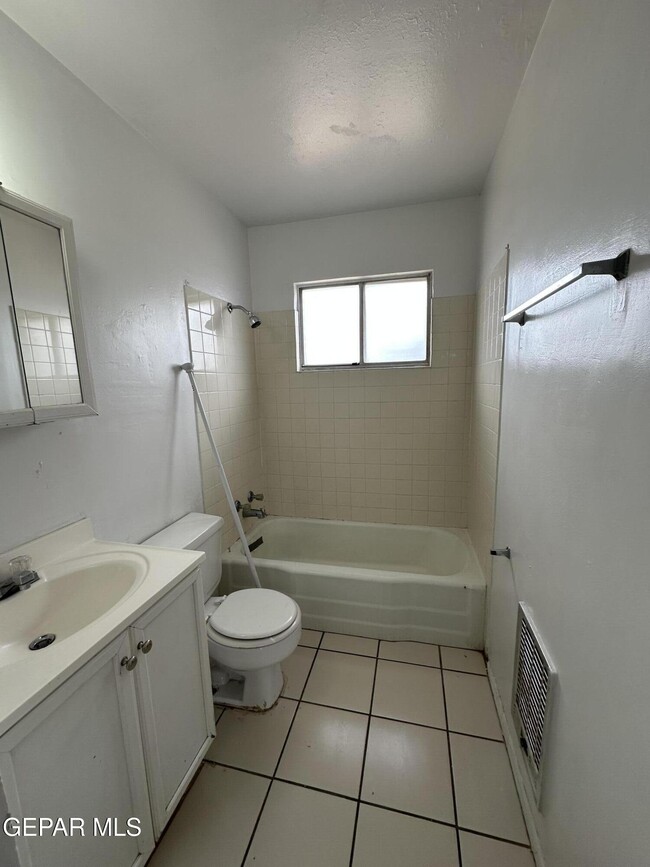 Building Photo - 10008 Nesbit Ave