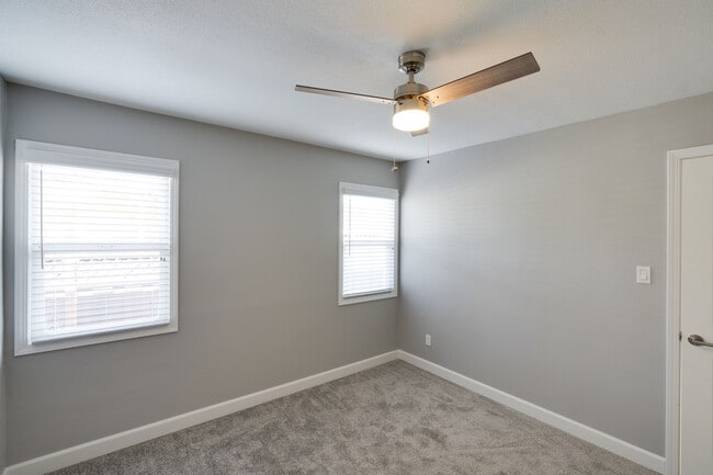 Building Photo - 405 S Fernwood Cir
