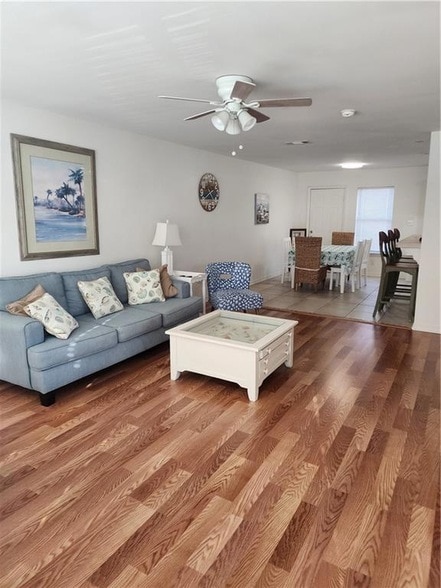 Building Photo - 870 Marina Dr