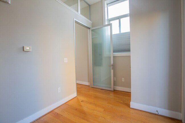 Building Photo - Cozy 1 BR/1 BA Condo in Capitol Hill!