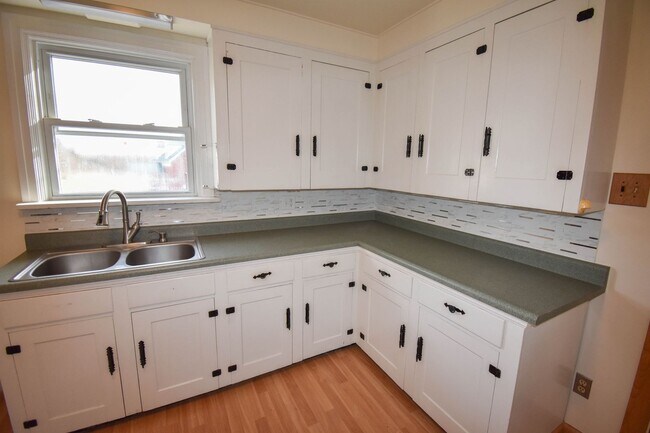 Building Photo - Two Bedroom Home with Detached Garage!