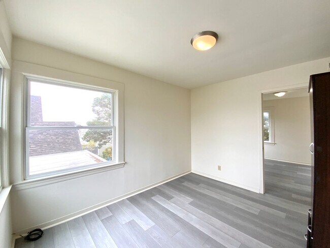 Building Photo - SPACIOUS Unit w/ Bonus Room/Office, Hardwo...