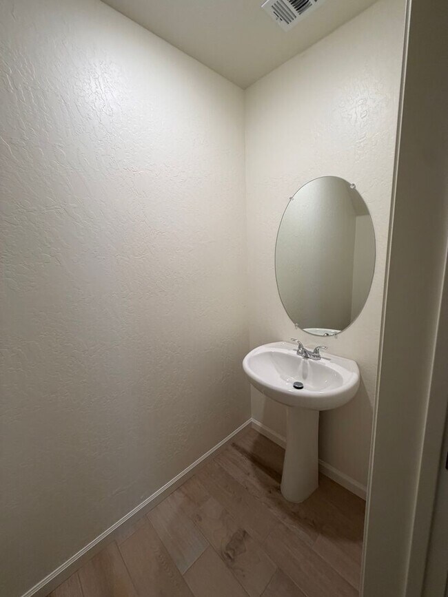 Building Photo - Beautiful Home for rent in Tulare!
