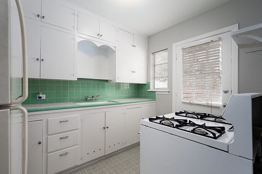 Kitchen - 422 E 8th St