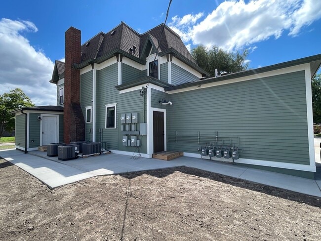 Building Photo - 133 S Prairie Ave