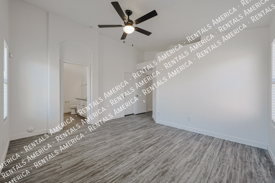 Building Photo - 4930 W Desert Dr
