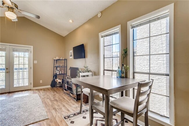 Building Photo - 711 W 21st St