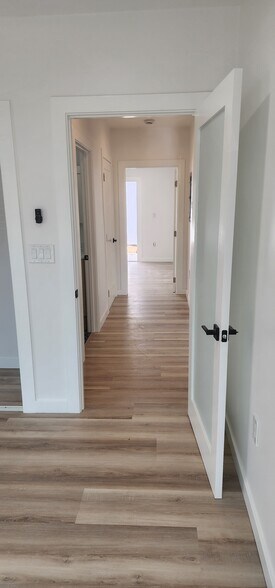 Building Photo - 950 N Kingsley Dr