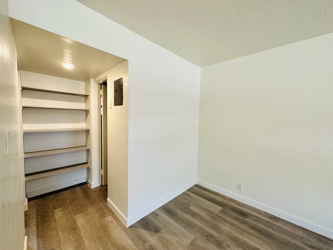 Building Photo - $400 Off First Full Month's Rent Special! ...