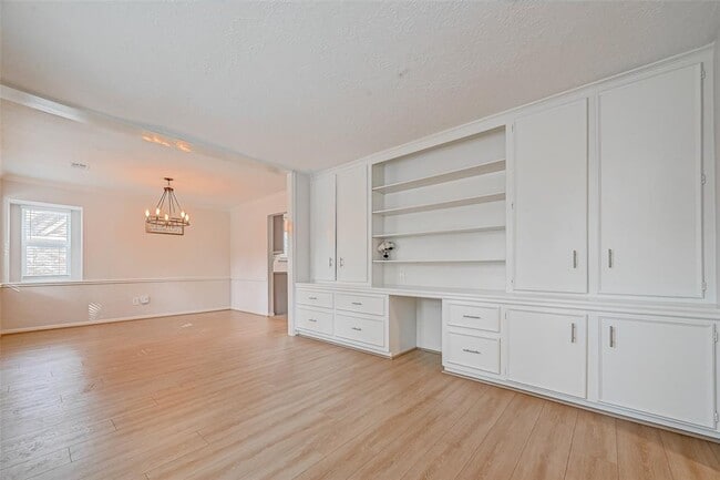 Building Photo - 318 Pine Manor Dr