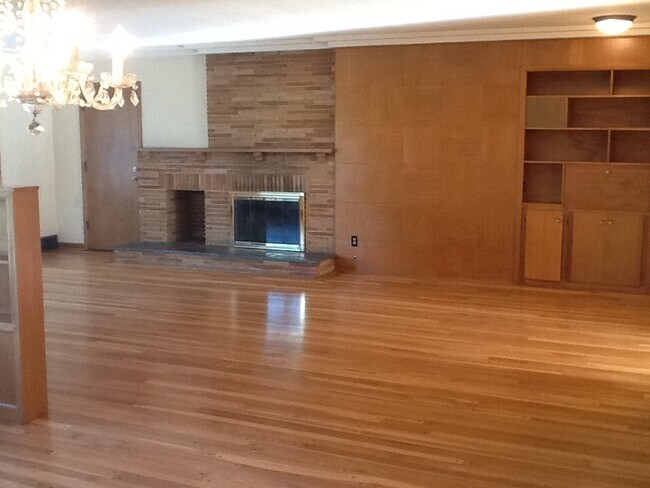 Building Photo - Audubon Area 3 Bedroom 2 Bath Brick Rancher with Spokane River Views