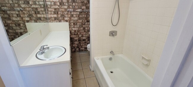 Building Photo - LARGE 2 BEDROOM 3 BATH CONDO IN COLONIAL PARK
