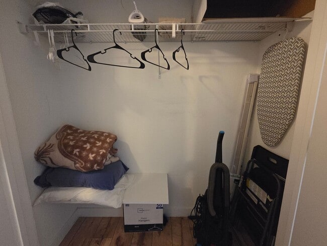 Building Photo - 221 E 5th St