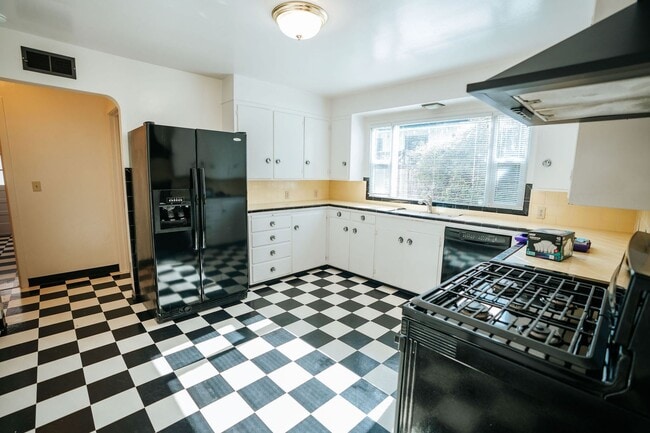 Building Photo - 1911 H St