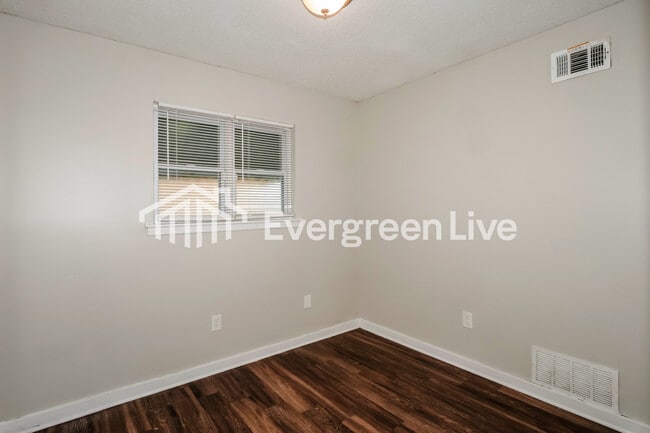 Building Photo - 3325 Cedar Springs Dr