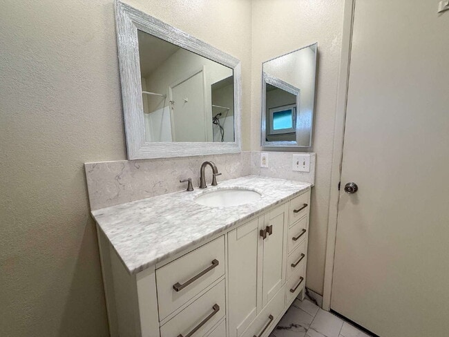 Building Photo - West Oxnard Home For Rent