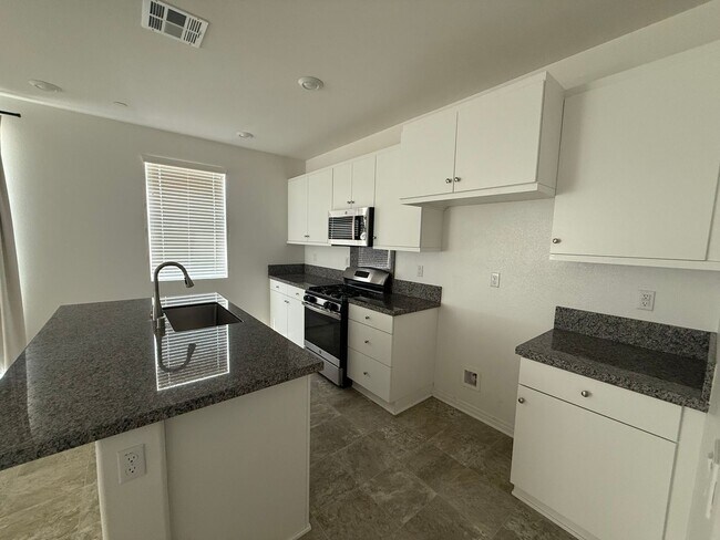 Building Photo - Beautiful Three Bedroom Two and a Half Bathroom Home in Murrieta!